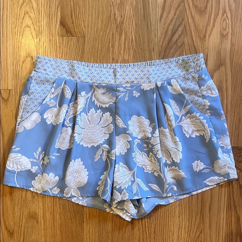 AYLA shorts sz S